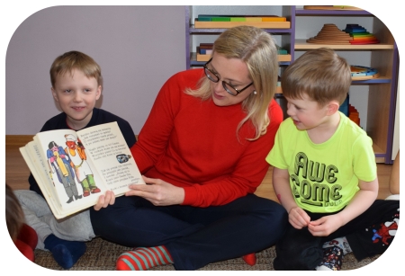 „Rodzice Czytają Dzieciom”. Podróż do świata fantazji z Pchłą Szachrajką w gr. Sowy