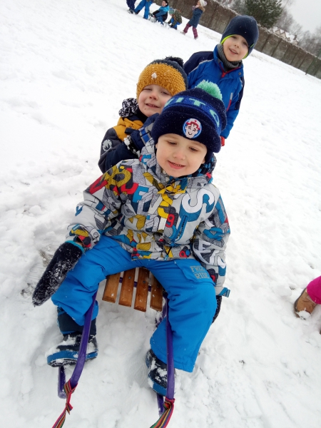 Wesołe zabawy na śniegu - dzieci z grupy Delfinków