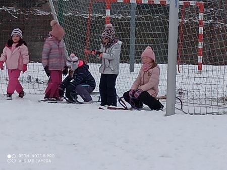 Zimowe zabawy na śniegu- dzieci z grypy Sów